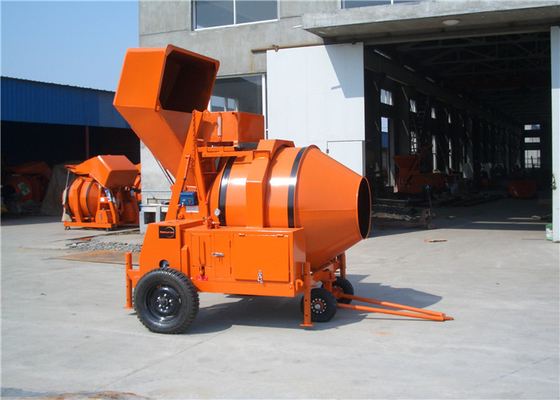 Chine Machine diesel mobile de emboutage hydraulique de mélangeur concret de trémie pour les travaux de mélange concrets fournisseur