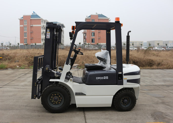 Chine Petit rayon de rotation chariot élévateur industriel de 2,5 tonnes pour tout le levage de terrain/portant fournisseur